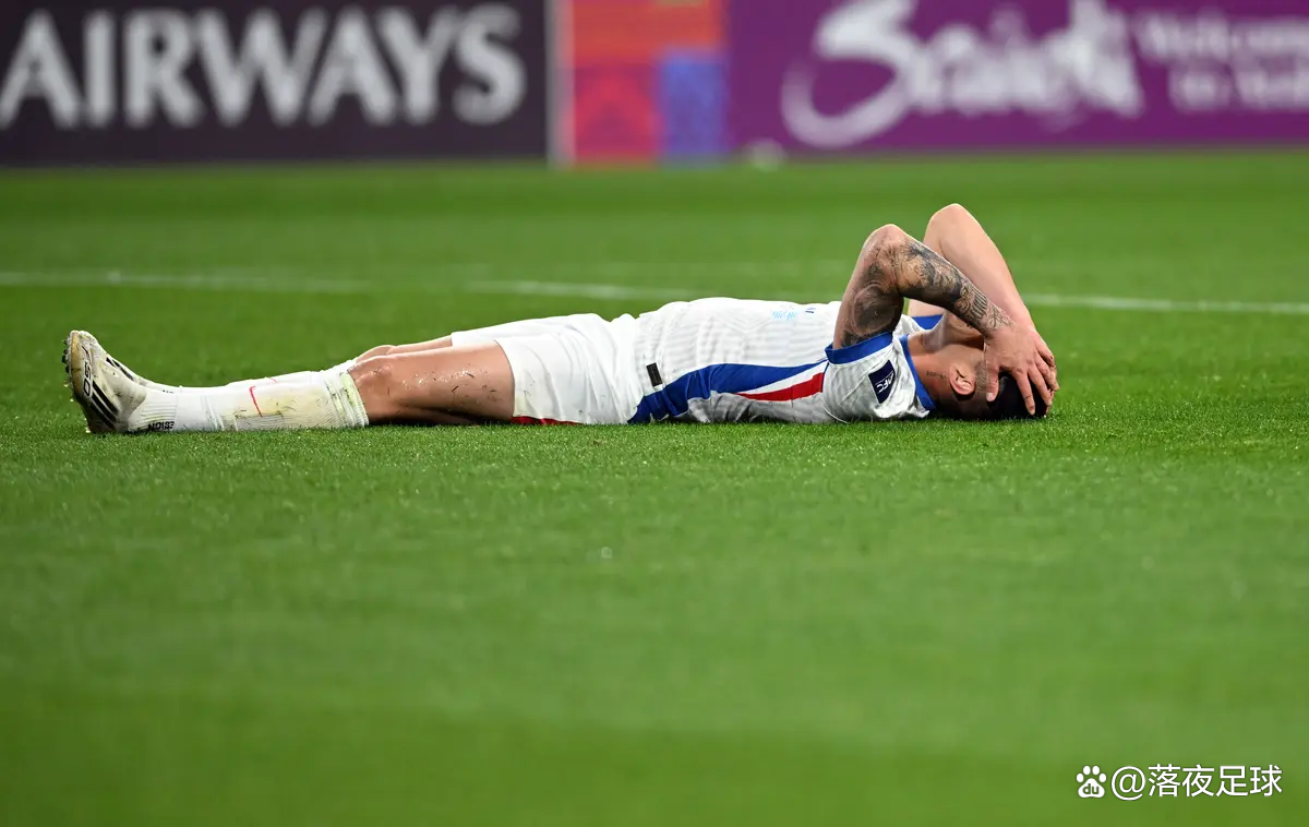 九游体育-篮球比赛结束后,比赛完的队友们修改